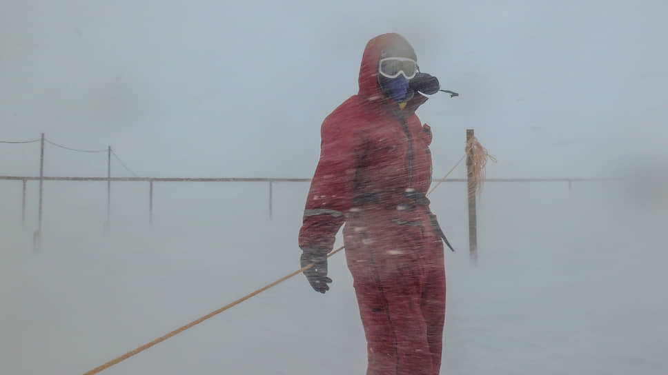 Член 62-ой российской антарктической экспедиции во время снежного бурана