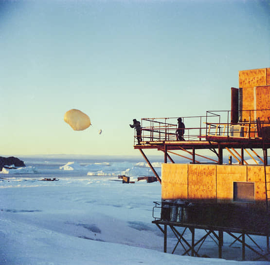 Запуск шара-зонда в высокие слои атмосферы с обсерватории станции «Мирный»