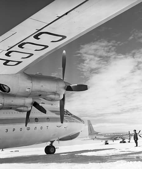Сооружения станции, в том числе геофизическая обсерватория и аэродром, были возведены на материковом льду и выходах скальных пород — на высоте 35 м над уровнем моря. В 1956 году в распоряжении авиационного отряда имелось четыре самолета (Ил-12, два Ли-2, Ан-2), а также два вертолета Ми-4 