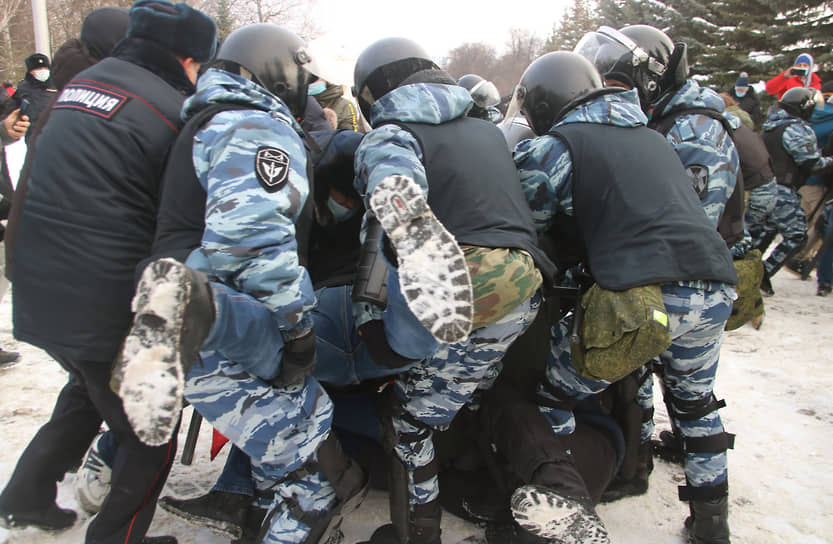 Несанкционированная акция в поддержку Алексея Навального в Уфе