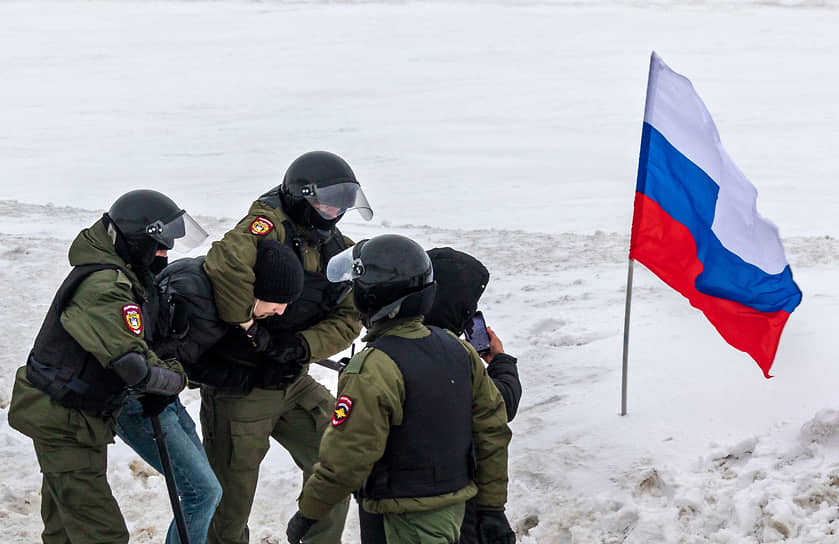 Сотрудники ОМОНа во время задержания протестующих в Казани