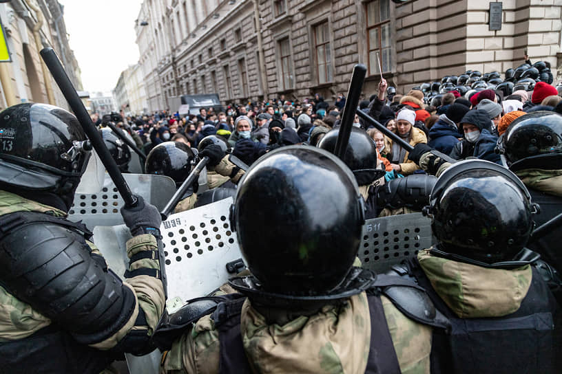Сотрудники полиции во время акции в Санкт-Петербурге