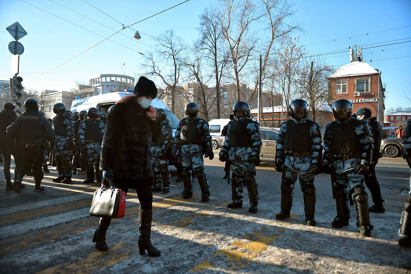 Сотрудники полиции в оцеплении у станции метро «Преображенская площадь»