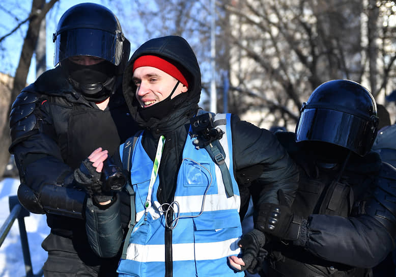 Задержание одного из участников акции в поддержку Алексея Навального