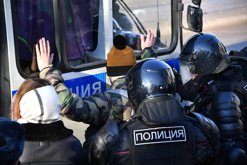 По данным Общественной наблюдательной комиссии Москвы на час дня, задержаны более 200 человек 
