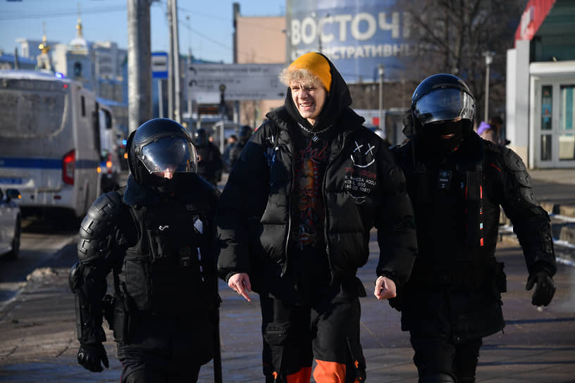 По данным «ОВД-Инфо», в связи с судом по делу Навального к полудню в Москве задержали около ста человек