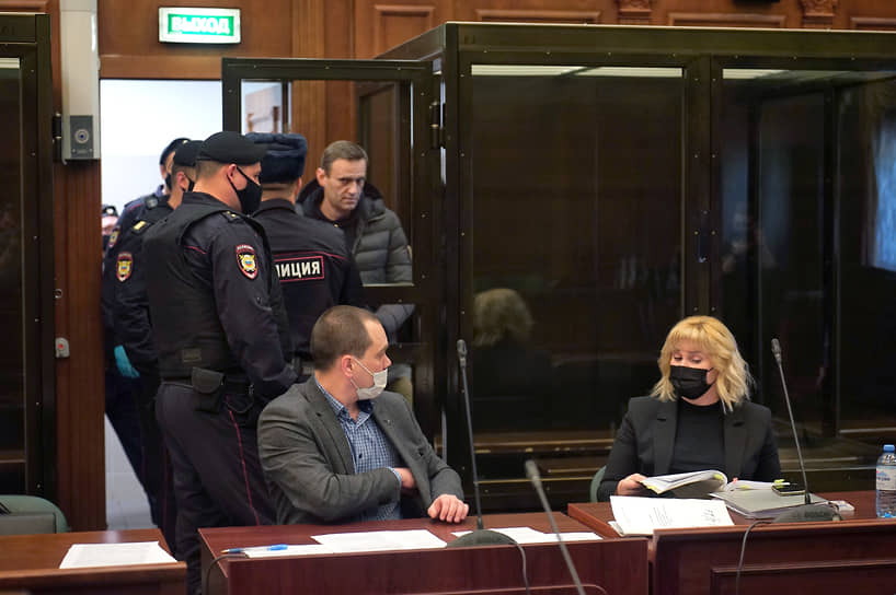 Алексей Навальный и его адвокаты Вадим Кобзев и Ольга Михайлова во время заседания суда