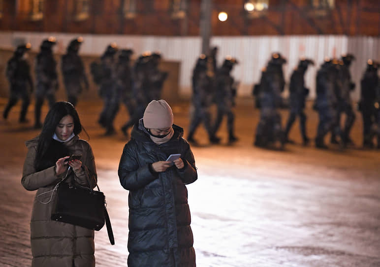 На Манежной площади в центре Москвы сотни полицейских выстроились в шеренги и распределились группами. Там же стояли автозаки