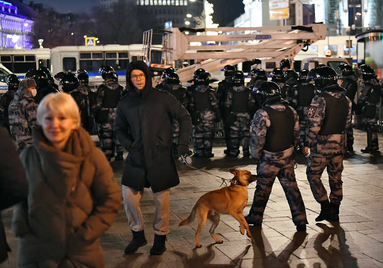Сотрудники Росгвардии во время протестной акции в Москве 