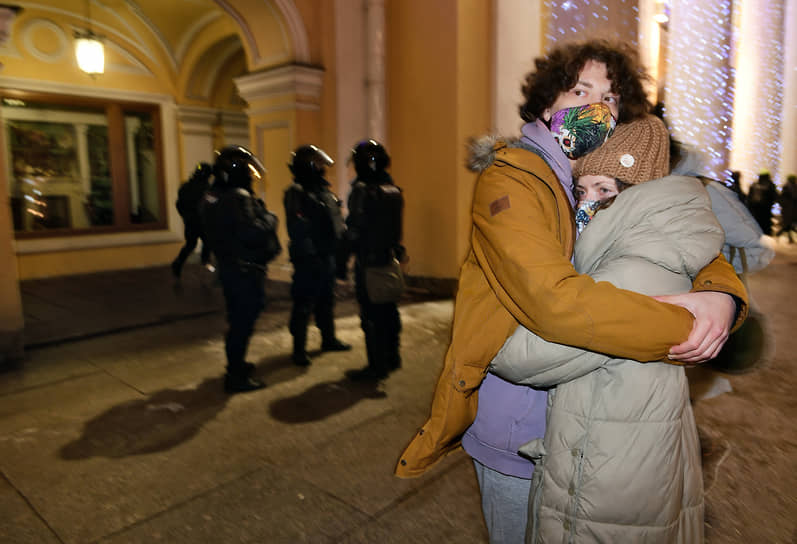В Санкт-Петербурге, по данным издания «Бумага», полиция применила электрошокеры