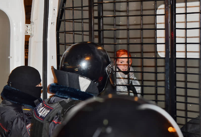Задержанная участница петербургской акции в поддержку Алексея Навального 