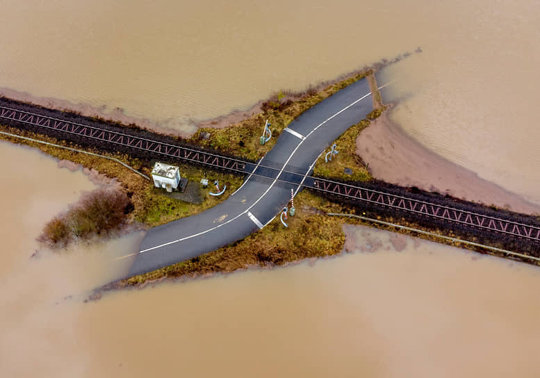 Ниддерау, Германия. Затопленная дорога, пересекающаяся с железнодорожными путями