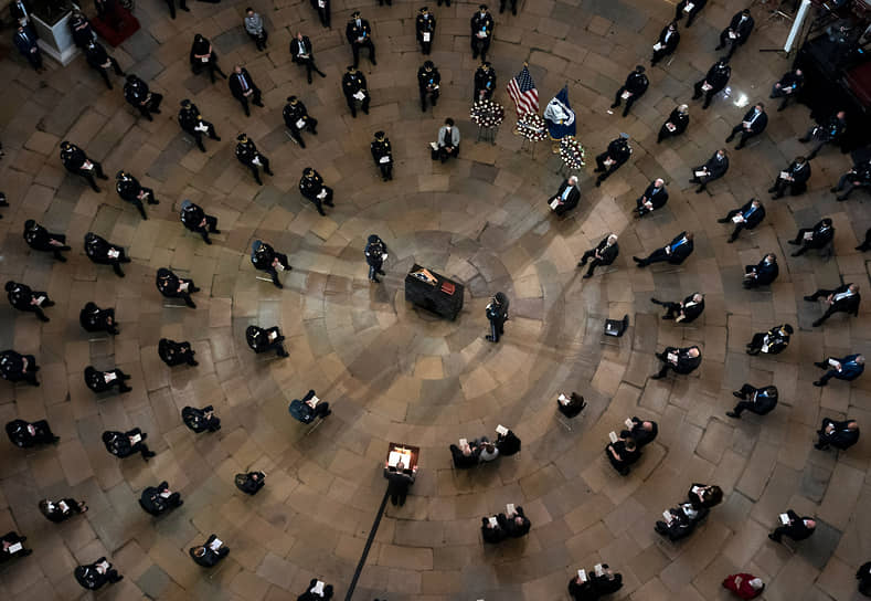 Вашингтон, США. Сенатор от штата Нью-Йорк Чак Шумер выступает на церемонии прощания с полицейским Брайаном Сикником, погибшим после штурма Капитолия 