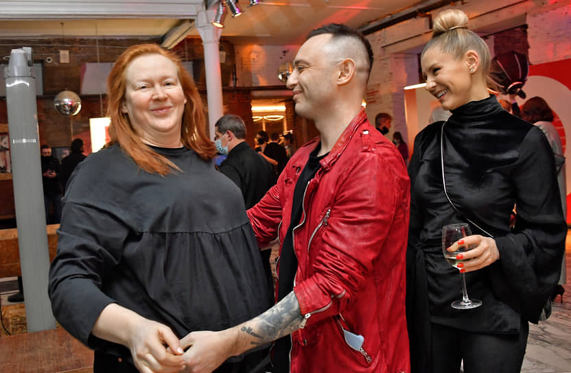 Слева направо: актриса Юлия Ауг, музыкант Роман Билык (Рома Зверь) с супругой Мариной Королевой во время праздничного вечера в честь 8-летия «Гоголь-центра»