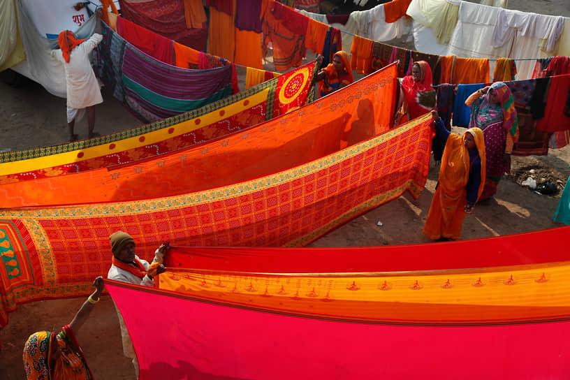 Праяградж, Индия. Индуистские паломники сушат одежду у слияния рек Джамна и Ганг
