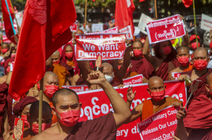 Мандалай, Мьянма. Буддийские монахи на акции против военного переворота