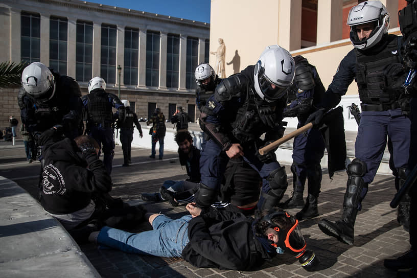 Афины, Греция. Столкновения полицейских и протестующих против реформы, которая позволит полиции патрулировать студенческие кампусы