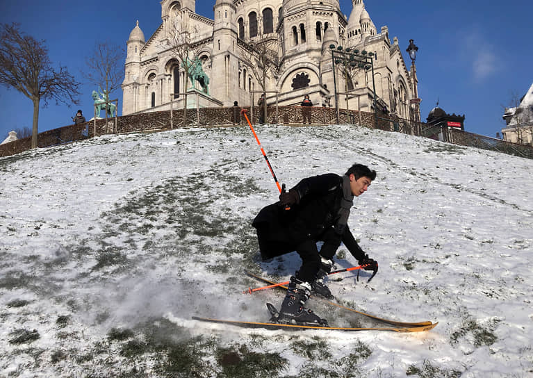 Париж, Франция. Лыжная тренировка у базилики Сакре-Кёр