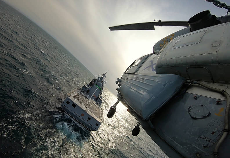 Черное море. Российский вертолет во время тренировки по взлетам и посадкам на фрегат «Адмирал Макаров»
