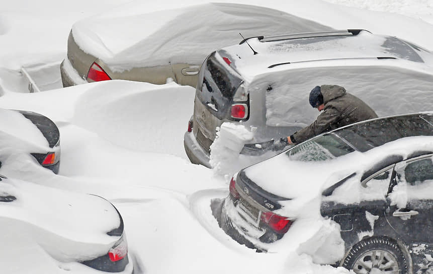 Москва. Автомобили после сильного снегопада
