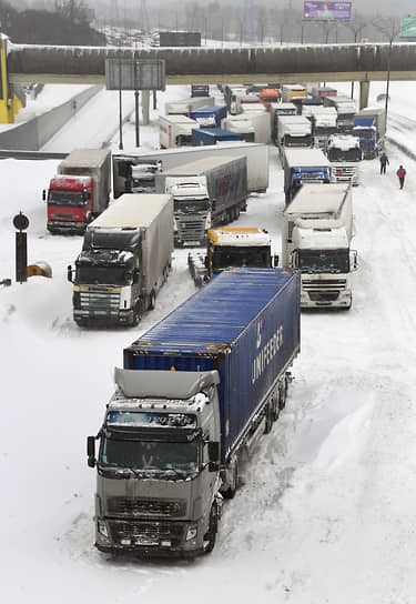 Москва. Большегрузные автомобили, застрявшие из-за снегопада