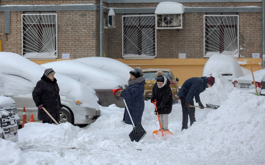 Горожане расчищают свой двор от снега