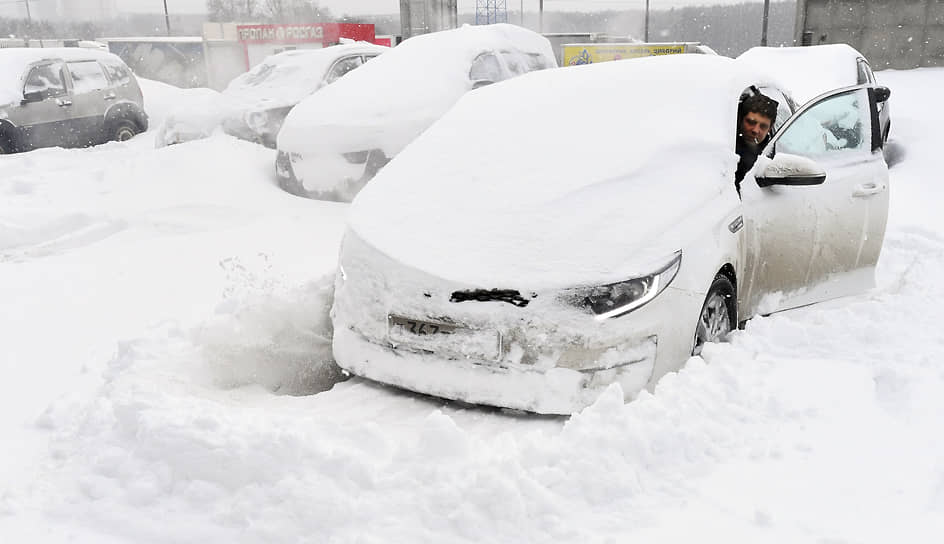 Автомобиль, занесенный снегом