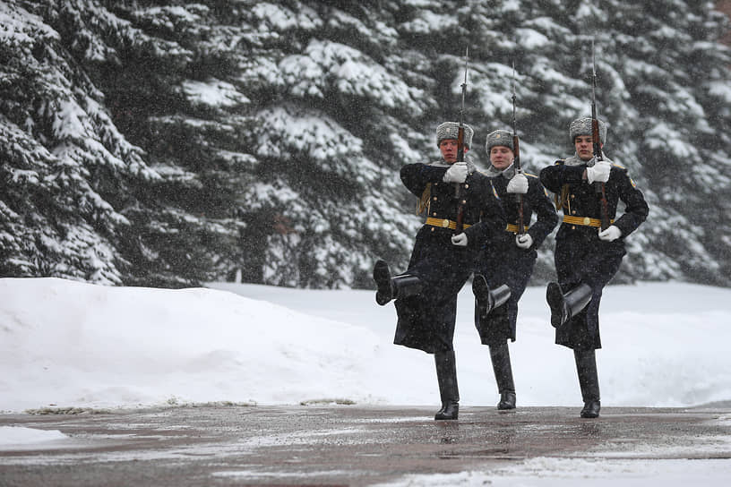 Военнослужащие Роты почетного караула во время смены у Могилы Неизвестного Солдата