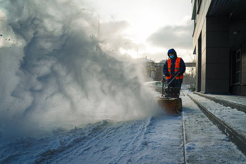Сотрудник коммунальных служб во время уборки снега