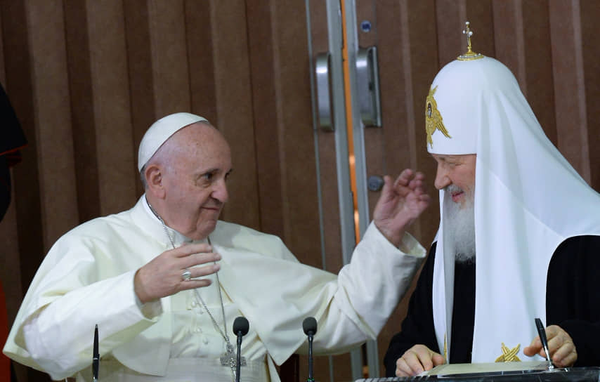 Папа римский Франциск (слева) и патриарх Московский и всея Руси Кирилл во время встречи в Гаване в феврале 2016 года