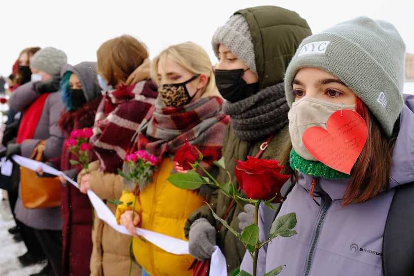 Участницы акции «Цепь солидарности и любви» в Санкт-Петербурге