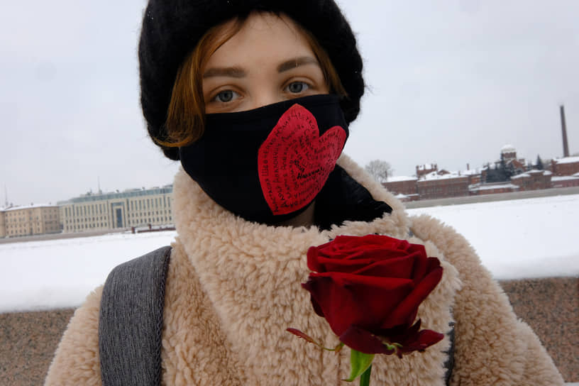 Девушка с розой у памятника жертвам политических репрессий на Воскресенской набережной в Санкт-Петербурге