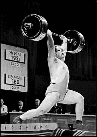 Установил 31 мировой рекорд, в том числе пять в троеборье: 537,5 кг (1960), 550 кг (1961), 557,5 кг (1963), 562,5 кг и 580 кг (1964), а также 41 рекорд СССР