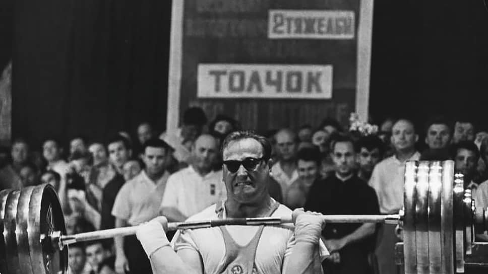 Юрий Петрович Власов родился 5 декабря 1935 года в Макеевке Донецкой области Украинской ССР. С юности занимался тяжелой атлетикой, выступал в весовой категории свыше 90 кг. С 1957 года входил в состав сборной СССР по этому виду спорта