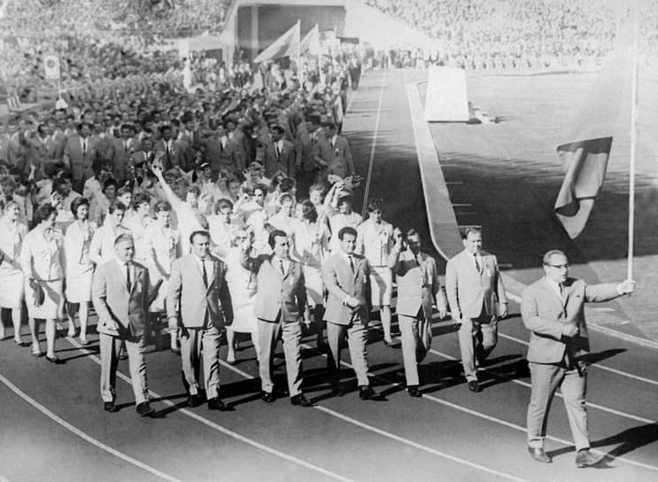 Власов был знаменосцем команды Советского Союза на летних Олимпийских играх в 1960 и 1964 годах&lt;br>
На фото: открытие Олимпиады в Токио в 1964 году
