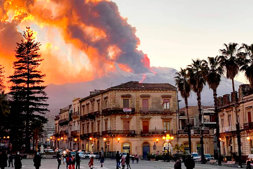 Катания, Сицилия, Италия. Жители города наблюдают за извержением вулкана Этна