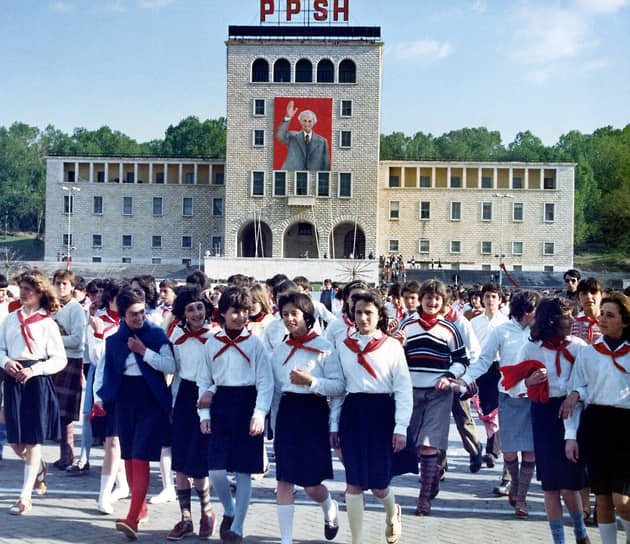 1987 год. Энвер Ходжа умер, но его портреты еще висят по всей Албании