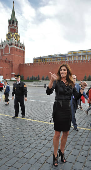 Синди Кроуфорд была очень популярна в России и несколько раз посещала Москву. В 2011 году она открыла в ГУМе обновленный бутик Omega, после чего прогулялась по Красной площади