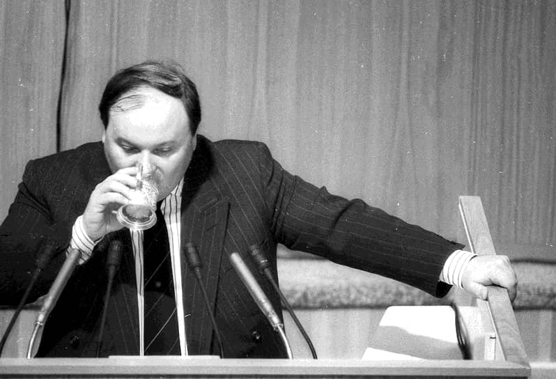 В ноябре 1991 года Егор Гайдар был назначен заместителем председателя правительства РСФСР по вопросам экономической политики. Именно ему выпало провести самые радикальные в новейшей истории России экономические реформы. Решение о либерализации цен с 1 января 1992 года было революционным для страны, 70 лет прожившей в условиях плановой экономики 
