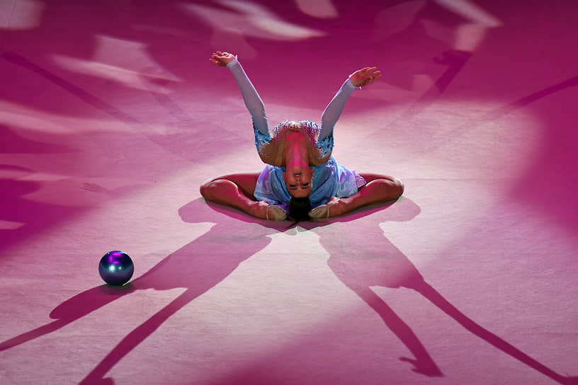 Александра Солдатова во время показательных выступлений с мячом во время церемонии открытия
