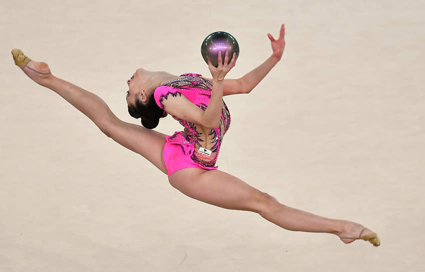 Румынская гимнастка Андреа Вердес во время упражнения с мячом