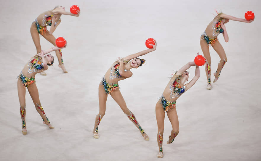 Российские гимнастки во время группового упражнения с мячом