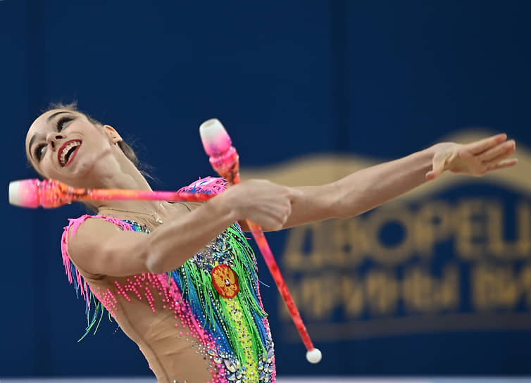 Анастасия Гузенкова во время упражнения с булавами