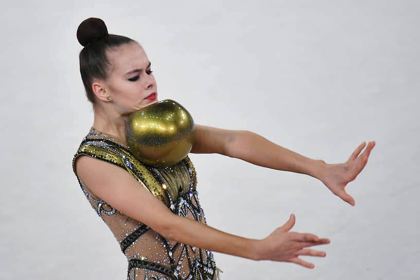 Екатерина Фетисова с мячом