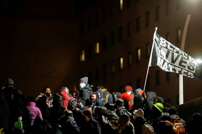 Рочестер, США. Митинг после решения суда не предъявлять обвинения полицейским в смерти афроамериканца Дэниела Пруда