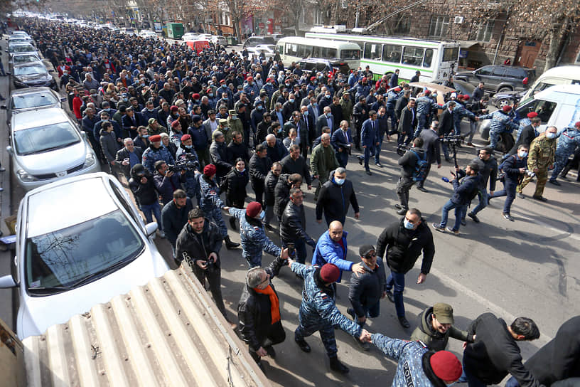 Никол Пашинян возглавил шествие своих сторонников по улицам Еревана 