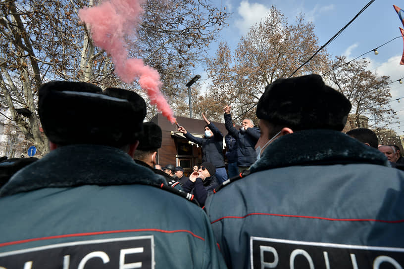 Полицейские следят за порядком в центре Еревана, где одновременно проходят акции сторонников премьера Пашиняна и оппозиции