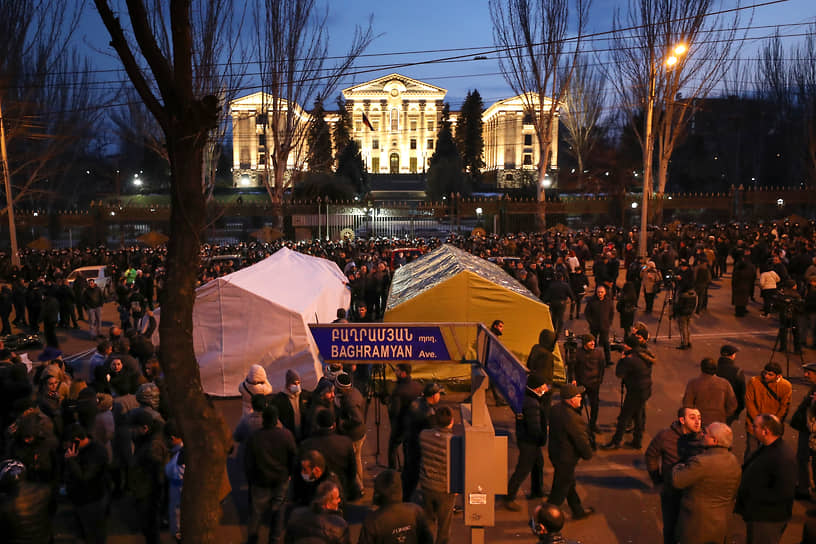 Протестующие установили палатки 