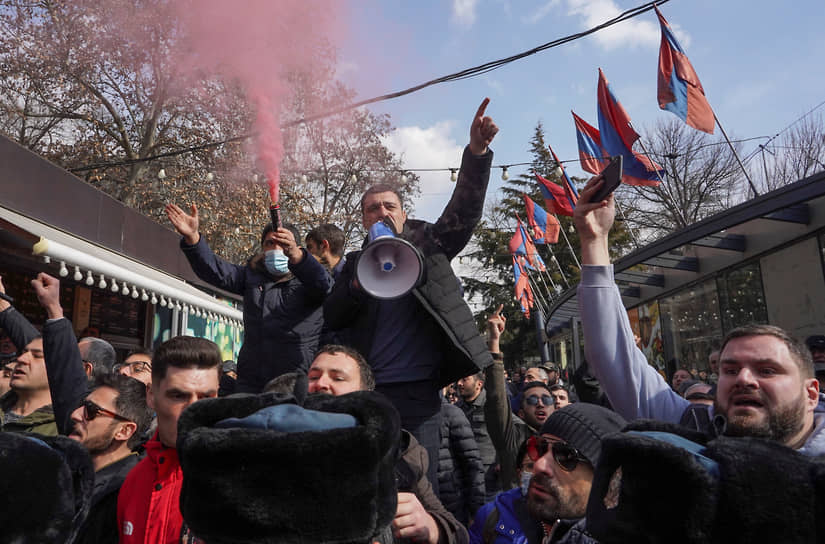 Первый массовый митинг объединенной оппозиции Армении начался 25 февраля около 14:00 на площади Свободы 