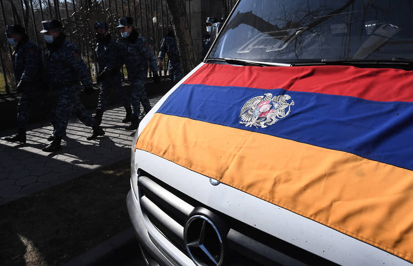 Флаг Армении на капоте автомобиля 